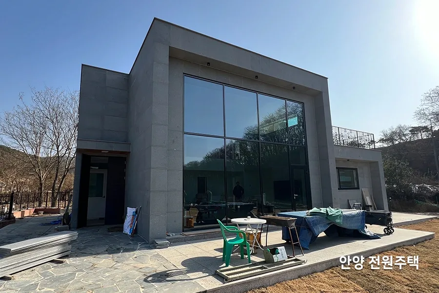 전원주택 거실 통창 전경