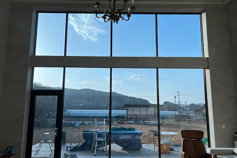 시공 완료 후 거실 통창