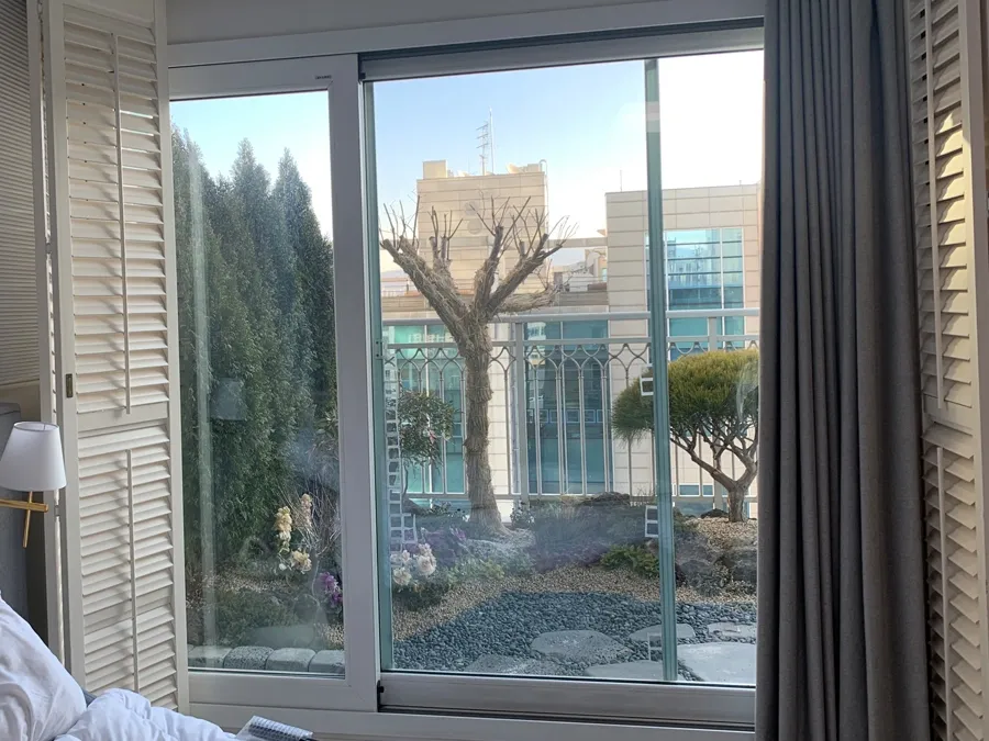 분당 상가유리썬팅 시공 중 작업 모습