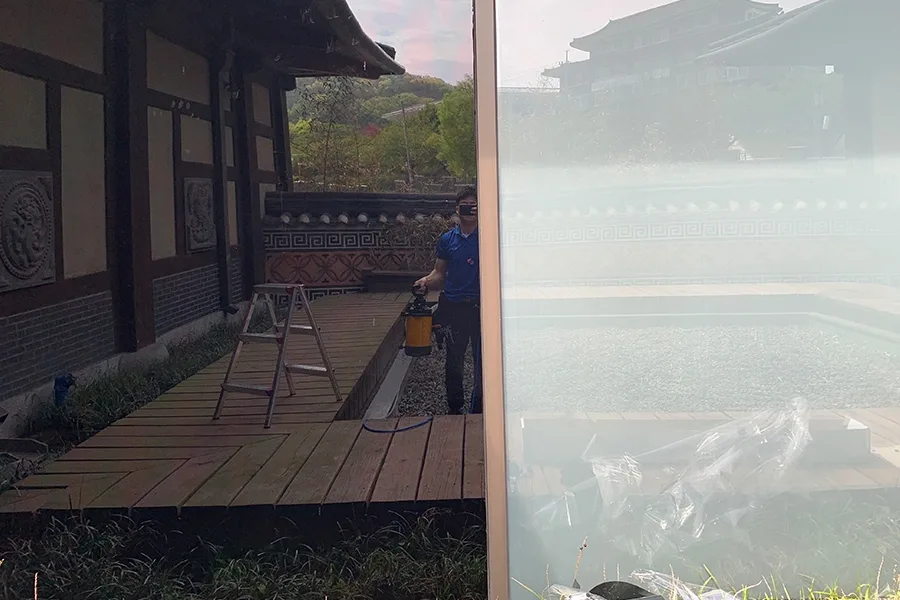 박물관 통유리 필름 시공 진행 모습