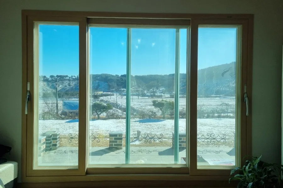 전원주택 마당 쪽 통유리 전경