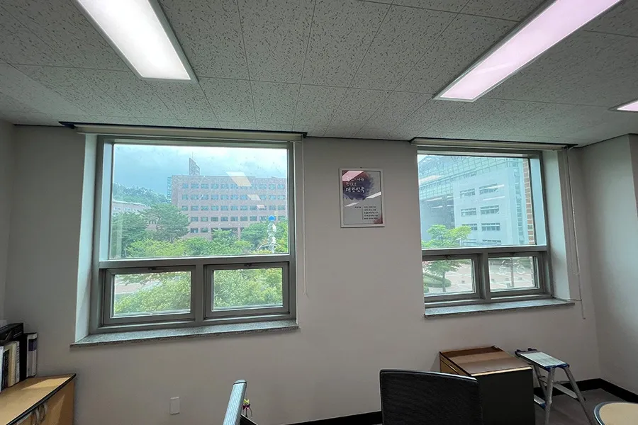 구미 상가유리썬팅 시공 중 작업 모습