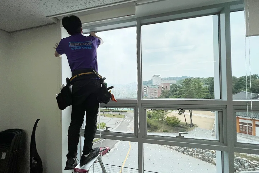 대학 도서관 열람실 통유리 필름 시공 작업 모습