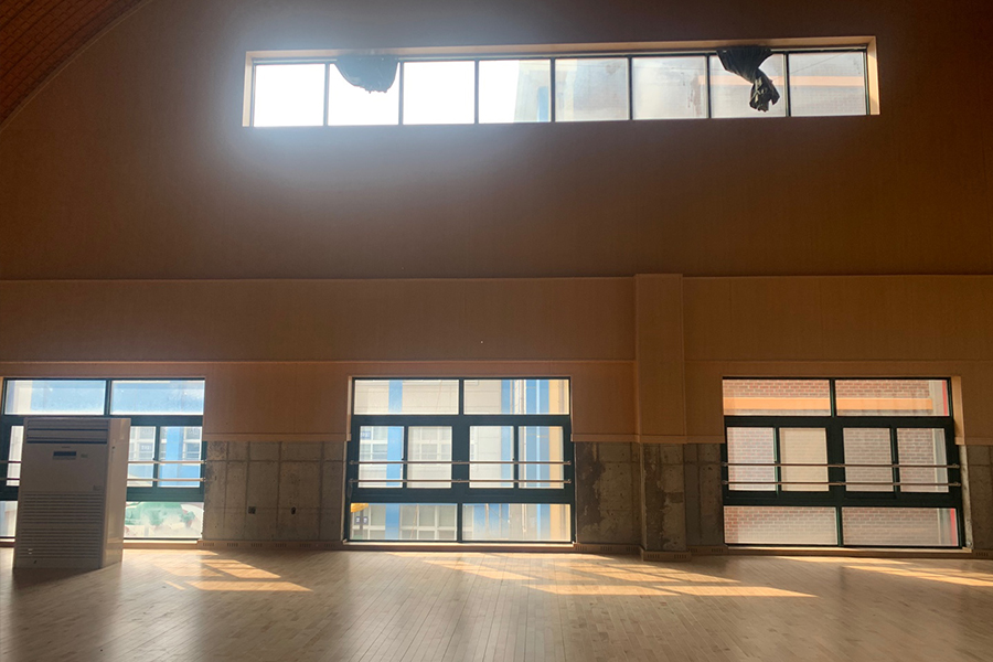 정읍 동신초등학교 강당 창문으로 들어오는 직사광선