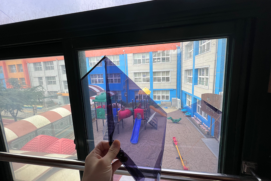 저가 필름 샘플 비교, 들뜸과 기포가 발생한 모습
