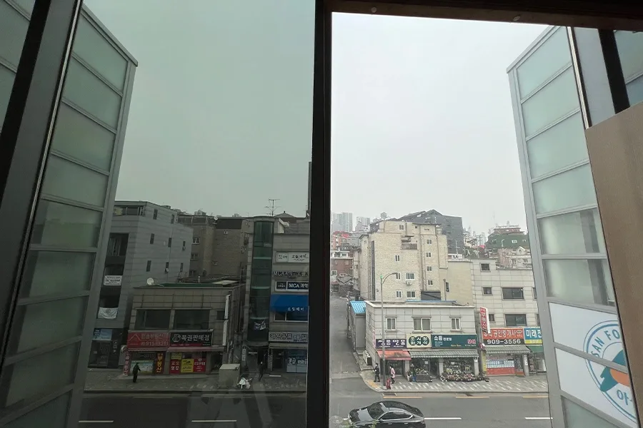 전면 유리 필름 시공 진행 모습