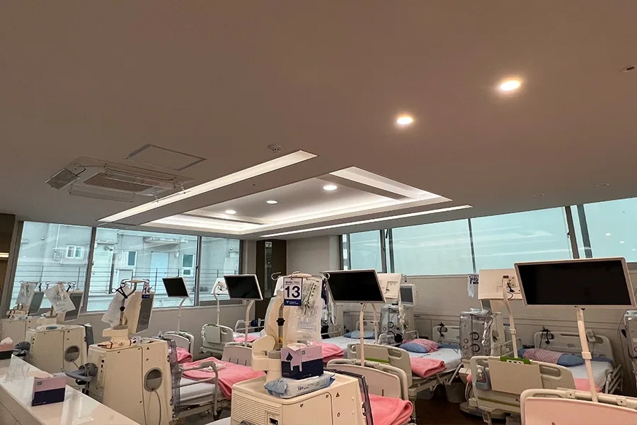 시공 완료 후 대기실 유리