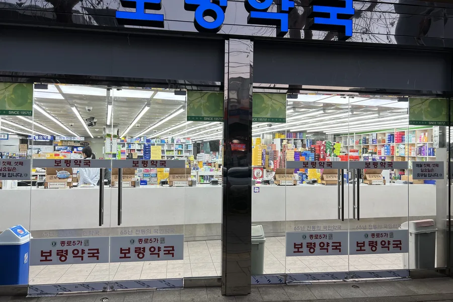 시공 완료 후 약국 전면 유리