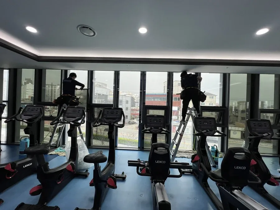 오산시체육회 헬스장 통유리 필름 시공 진행 모습