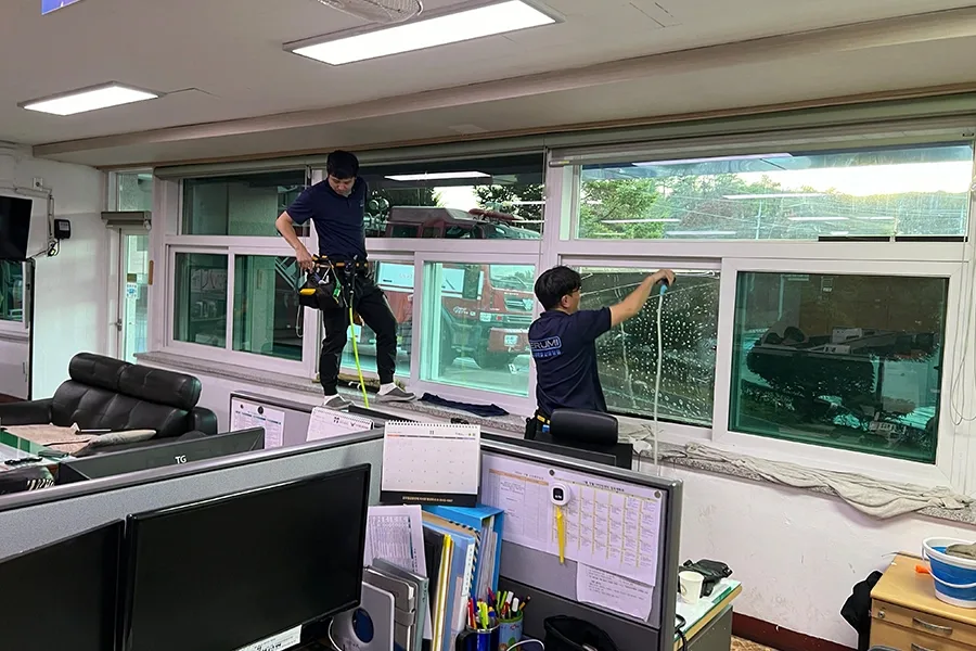 소방서 상황실 창가 필름 시공 작업 모습